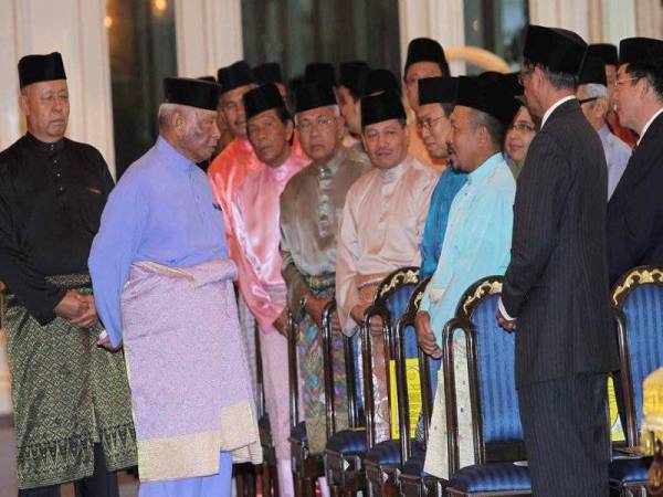 Kenangan Almarhum bersama penerima penganugerahan pingat di Istana Abu Bakar, Pekan.