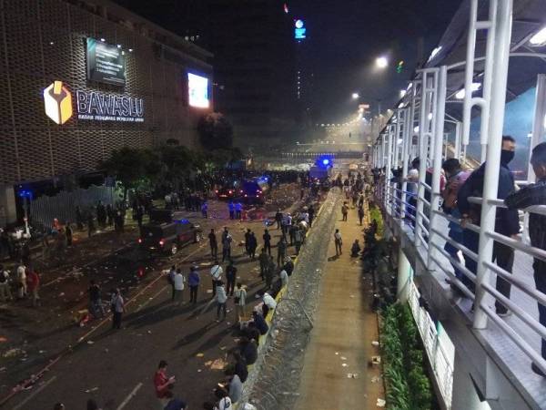 Polis berkawal di sekitar pejabat Bawaslu di Jakarta.