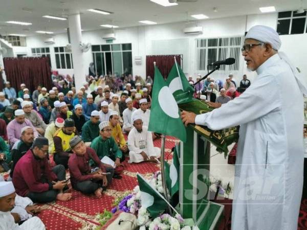 Abdul Hadi semasa menyampaikan Ceramah Badar Al-Kubra Pas Negeri Kelantan di Madrasah Nasrullah Pohon Buluh, Meranti.