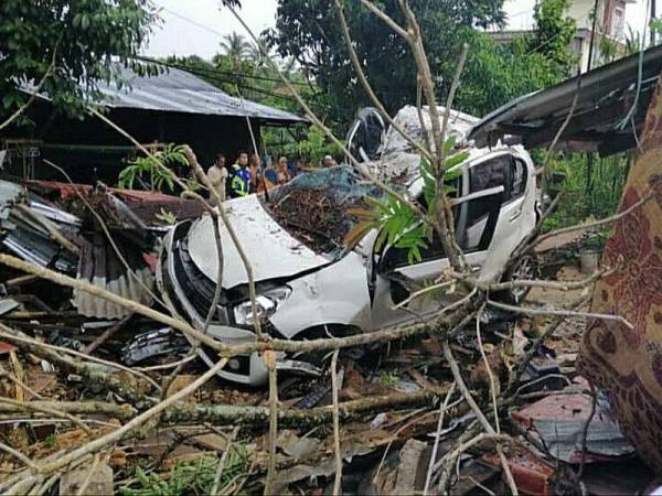 Keadaan kereta jenis Produa Myvi yang merempuh stor simpanan buah Siti Hawa di Kampung Gemang di sini hari ini.- Gambar ihsan pembaca