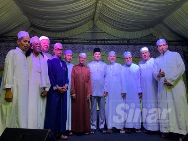 Mohamed Azmin bergambar bersama penduduk sempena Majlis Iftar Perdana dan Penyerahan Sumbangan Aidilfitri DUN Gombak Setia 2019, di Surau Jabal Nur semalam.