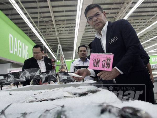 Saifuddin meninjau harga barangan kawalan didalam Pasaraya Giant ketika sesi Pelancaran semula Giant Hypermarket Batu Caves, Selangor. - FOTO:ZAHID IZZANI