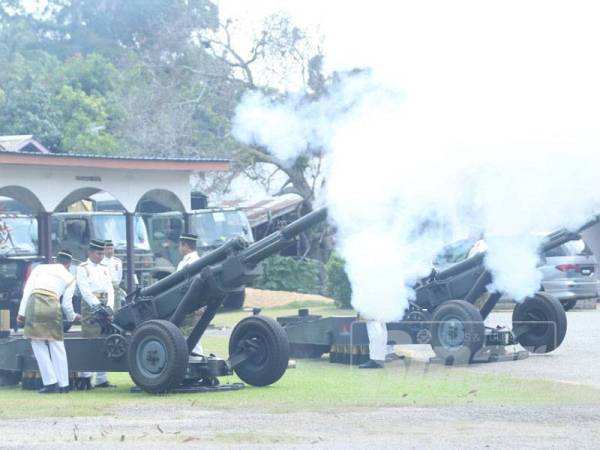 88 Das Meriam Iringi Keberangkatan Jenazah Sultan Ahmad Shah