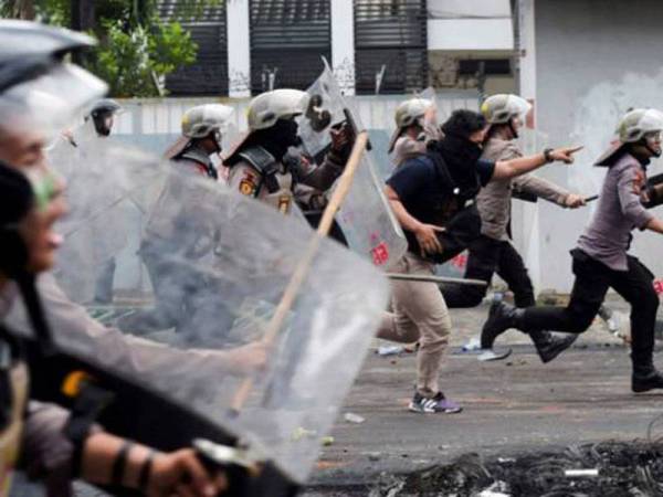 Pemerintah Indonesia bertindak membataskan akses aplikasi WhatsApp bagi mengawal penyebaran info hasutan dan maklumat palsu. - FOTO REUTERS