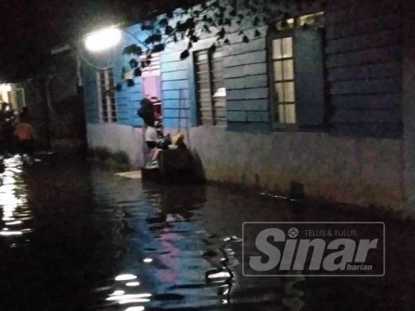 Sistem perparitan lemah menyebabkan banjir kilat berlaku di Batu 5 Kampung Sengat.