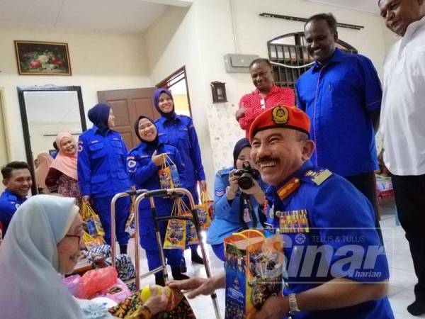 Norhafifi menyantuni warga emas yang menjadi penghuni Pekita sempena penyerahan bubur lambuk dan sumbangan kepada pertubuhan itu hari ini.
