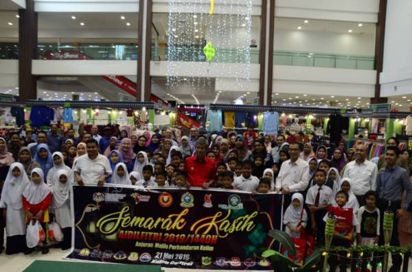 Seramai 130 asnaf diraikan sempena program Semarak Kasih di Kulim Central, baru-baru ini. 