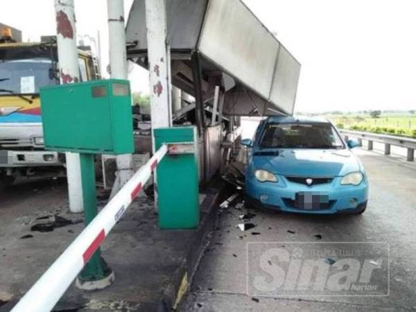 Keadaan pondok plaza tol Lebuhraya Butterworth-Kulim di Kubang Semang yang hampir roboh dirempuh sebuah treler yang terbabas dalam kejadian tengah hari tadi.