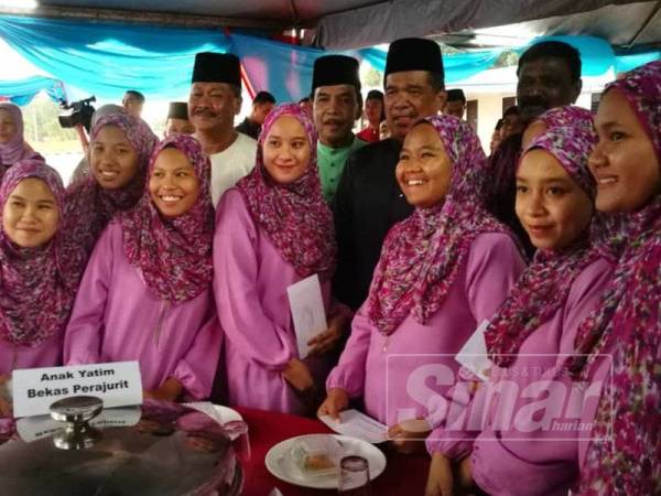 Mohamad meraikan penghuni Asrama Persatuan Anak-anak Yatim Bekas Perajurit Kulim, Kedah di Kem Lapangan Terbang Sungai Petani.