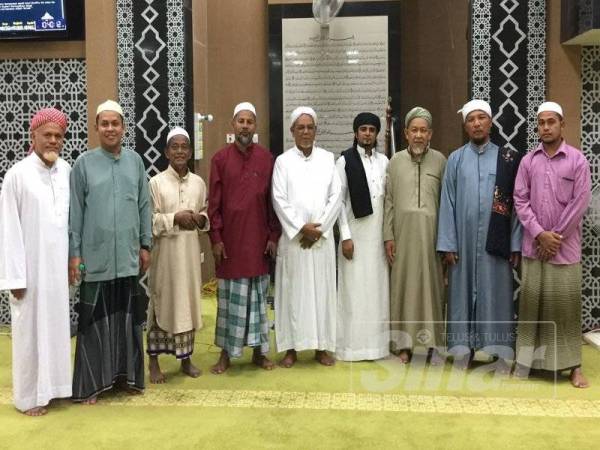 Syeikh Dr Abdullah (empat dari kanan) bergambar bersama jemaah Masjid Madinatul Ilmi Kuala Ketil selepas solat tarawih.