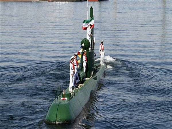 Tentera laut Iran berdiri di atas kapal selam Ghadir-942 berhampiran pelabuhan Bandar Abbas di Selat Hormuz.