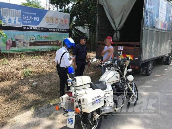 Op Khas Telefon Bimbit yang dilakukan Bahagian Siasatan Dan Penguatkuasaan Trafik Daerah Pontian, hari ini.