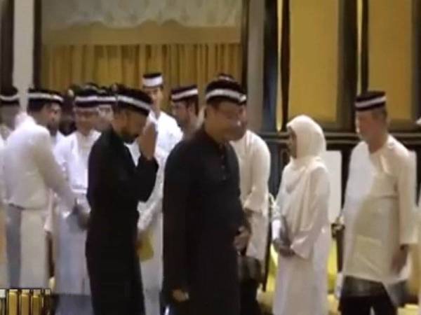 Rakaman video yang memaparkan Mukhriz enggan bersalaman dengan Sultan Johor dan hanya mengangkat tangan ketika Istiadat Pemakaman Sultan Johor kelima, Almarhum Sultan Ahmad Shah, di Pekan, semalam.