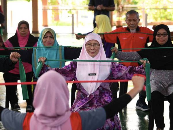 Timbalan Perdana Menteri Datuk Seri Dr Wan Azizah Wan Ismail turut menyertai aktiviti senaman bersama warga emas ketika mengadakan lawatan sempena Program Salam Ramadan ke Pusat Penjagaan Warga Emas Darul Hanan di Pongsu Seribu hari ini. - Foto Bernama