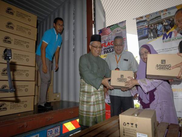 Pengerusi FAMA Ishak Ismail (dua, kiri) memasukkan kotak produk makanan ke dalam kontena sewaktu Majlis Pelepasan Penerokaan Pasaran Produk Agro Makanan Malaysia Ke Arab Saudi sempena projek Malaysia Food For Ummah (MYFFU) di Ibu Pejabat FAMA Selayang hari ini.
Projek MYFFU yang telah bermula sejak tahun 2016 ini bertujuan merintis ruang pasaran produk Agro Makanan Halal keluaran Malaysia ke pasaran negara Gulf Coorperation Council (GCC) khususnya Arab Saudi.- FOTO BERNAMA