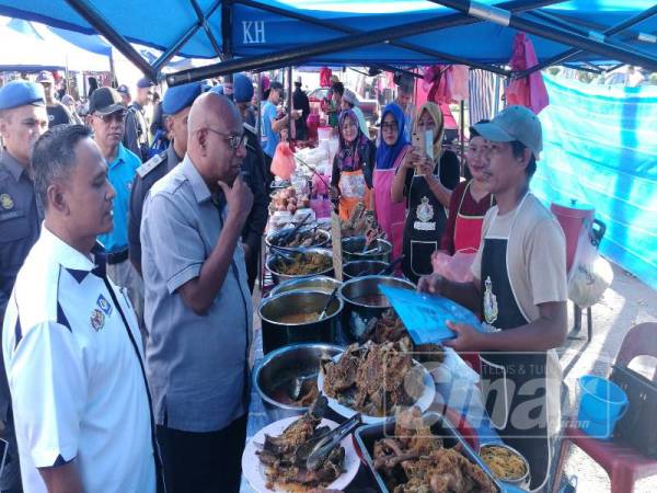 Dr S Ramakrishnan melakukan tinjauan di Bazar Ramadan Stadium Mini Pontian, petang tadi.