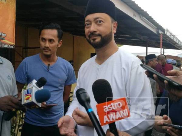 Mukhriz ketika ditemui media pada Majlis Berbuka Puasa dan Kebajikan bersama Perdana Menteri, Tun Dr Mahathir Mohamad di Masjid Nurus Salam, Ewa, di sini, tadi.