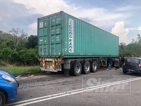 Keadaan treler selepas kemalangan di KM35 Jalan Tampin Gemas, hadapan Sekolah Rendah Sungai Dua.