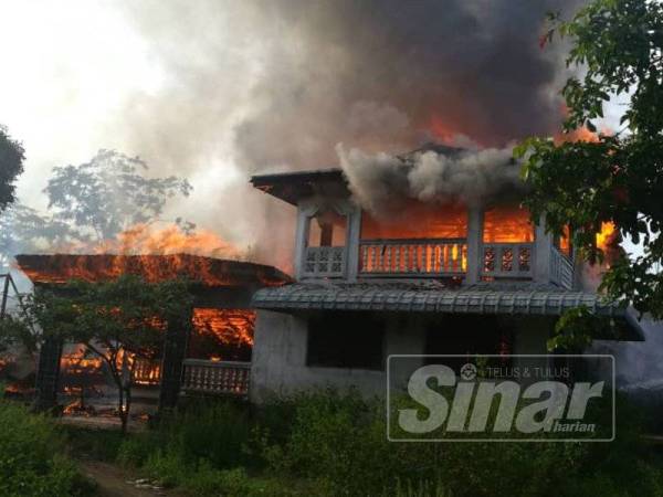 Api sedang marak membakar salah sebuah rumah.