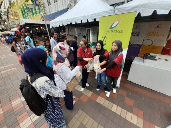 Kakitangan Bernas menyampaikan bubur lambuk kepada orang ramai.