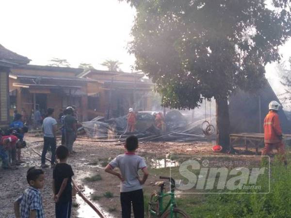 Kebakaran yang berlaku di hadapan rumah Noriah.