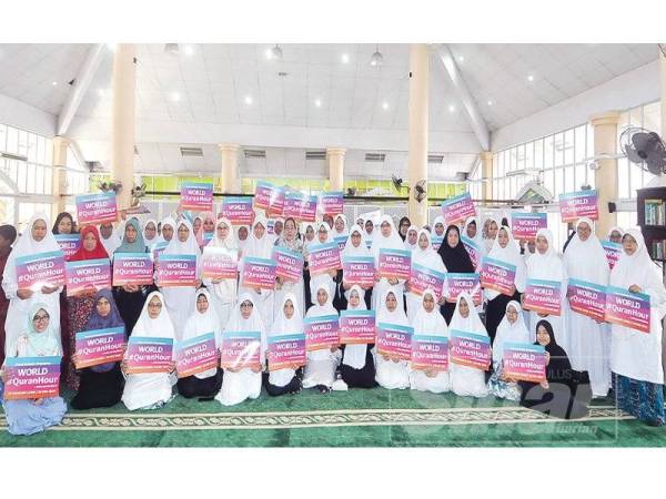 Muslimat Pas Taman Subang Perdana menunjukkan plakad World #QuranHour selepas selesai majlis pelancaran di Masjid Taman Subang Perdana, Selangor semalam. Turut serta Marhaini (barisan kedua, 10 dari kanan). - FOTO ROSLI TALIB