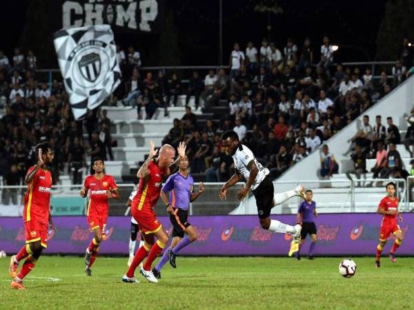 Pemain Terengganu FC (TFC) Tchetche Hermann Kipre (depan, kanan) diasak oleh Selangor Taylor Francis Regan (tiga, kiri) pada saingan Liga Super Malaysia 2019 di Stadium Sultan Ismail Nasiruddin Shah, malam tadi. - Foto Bernama