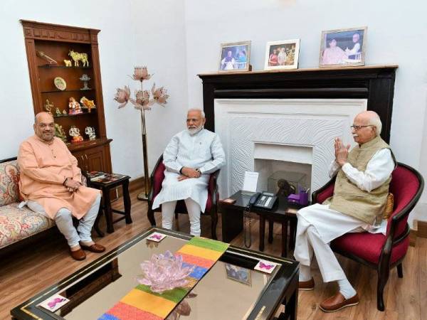 Perdana Menteri Narendra Modi (tengah) dan Presiden Parti BJP, Amit Shah (kiri) bertemu pemimpin senior Parti BJP, L. K. Advani (kanan) di New Delhi, semalam. - Foto AFP