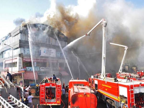 Pasukan bomba cuba mengawal kebakaran bangunan di bandar Surat, Gujarat tengah hari semalam. - Foto AFP