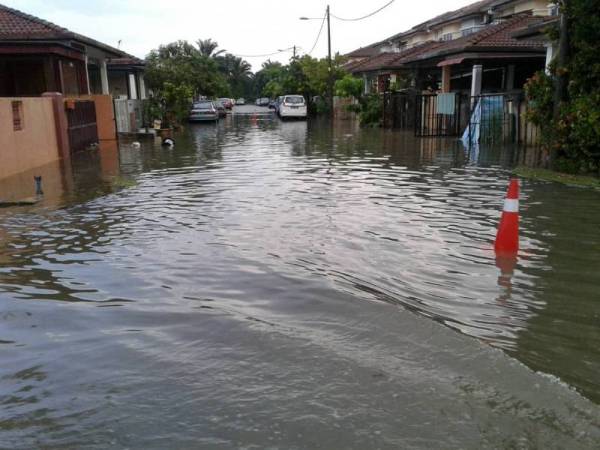 Antara kawasan di Meru yang dinaiki air selepas hujan lebat sejak petang semalam.(FOTO: IHSAN BOMBA)