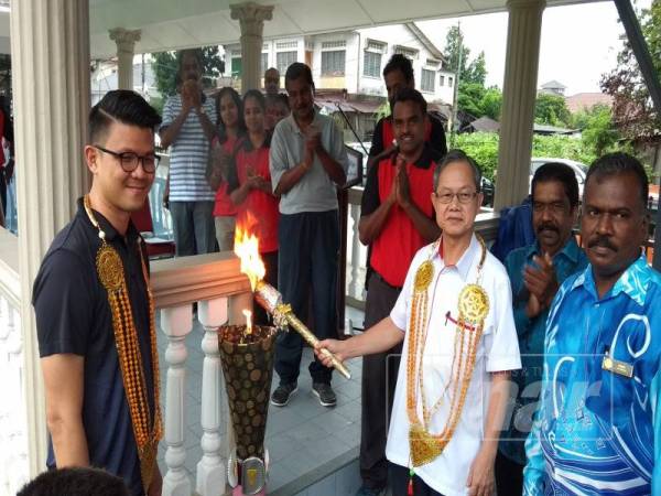 Boon Chye menyalakan obor sebagai simbolik perasmian Sukan Tahunan SJKT Gunung Rapat di sini hari ini.