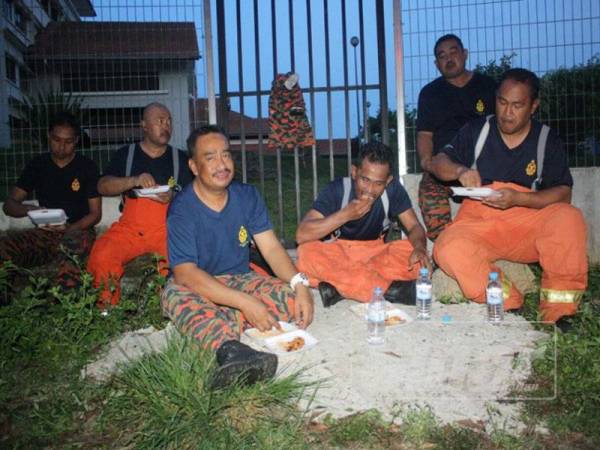 Demi tugas, sepasukan anggota bomba dan penyelamat terpaksa berbuka puasa di lokasi kejadian kebakaran membabitkan tiga rumah di Kampung Kedai Lama, Rantau Panjang.