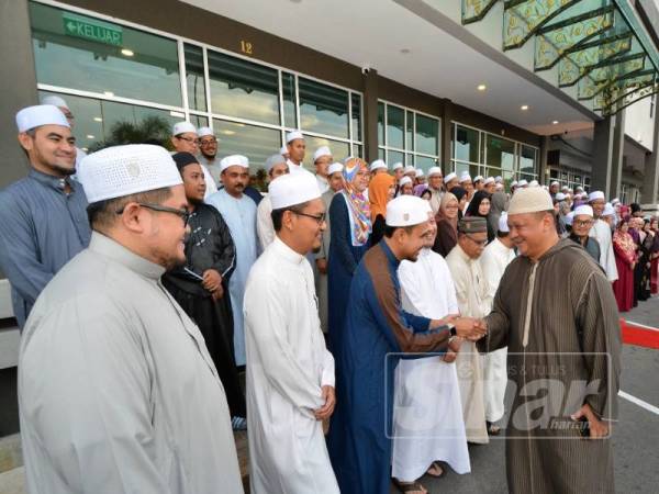 Tuanku Syed Faizuddin bersalaman dengan wakil-wakil agensi yang hadir pada program berkenaan, semalam.