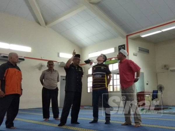 Abdul Aziz (tiga, kanan) dan Kah Woh (dua, kanan) bersama Ahli Jawatankuasa Masjid As-Sobirin meninjau keadaan kubah masjid tersebut, di sini hari ini.