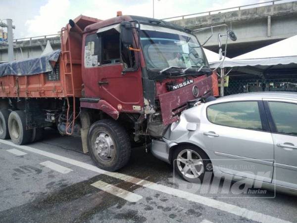 Antara kenderaan yang terlibat dalam kemalangan di hadapan sebuah pasar raya di Taman Connaught, Kuala Lumpur, tengah hari tadi.