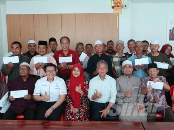 Wong tack (tiga dari kanan) bersama barisan kepimpinan ADUN-ADUN Parlimen Bentong merakamkan gambar kenangan bersama sebahagian penerima sumbangan masjid dan surau daerah Bentong di Pejabat Parlimen Bentong, di sini semalam.