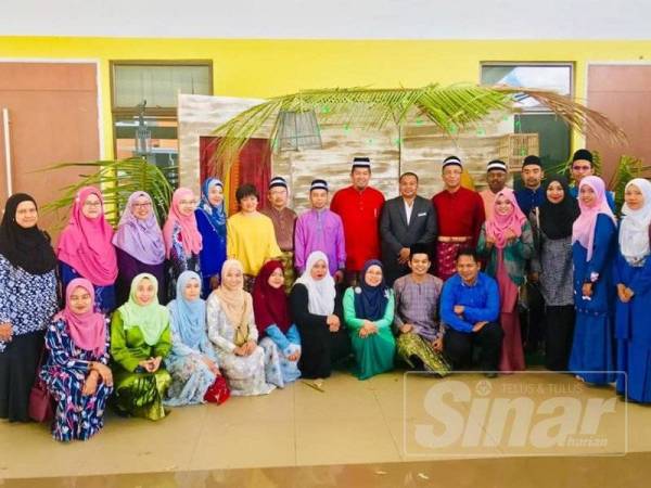 Sebahagian para pelajar merakamkan gambar kenangan selepas tamatnya Program MASMED di UiTM Kampus Raub, di sini hari ini.