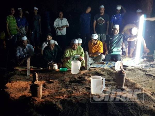 Jenazah Anuar dan isterinya selamat dikebumikan di Tanah Perkiburan Islam Kampung Sura Tengah kira-kira jam 9 malam, sebentar tadi.