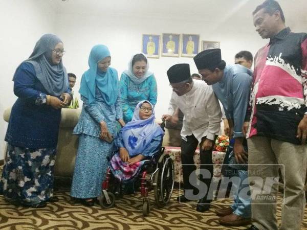 Kamaruddin bertanya sesuatu kepada Nur Amirka Wahida sempena program Infak Perdana Ramadan anjuran gabungan badan bukan kerajaan (NGO) Penggerak Dasar Komuniti Negara Kementerian Perumahan Kerajaan Tempatan (KPKT) di TER, Kuala Ibai, di sini, semalam.