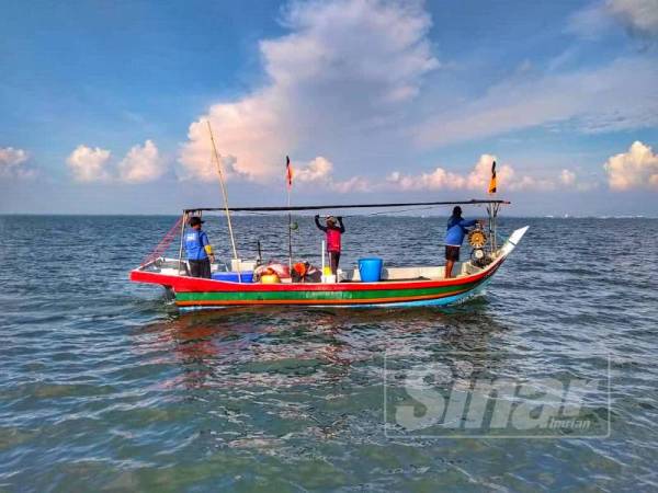 Dua buah bot Kelas A bersama nelayan yang ditahan dibawa ke Jeti Pasukan Polis Marin Batu Uban untuk siasatan dan tindakan lanjut.
