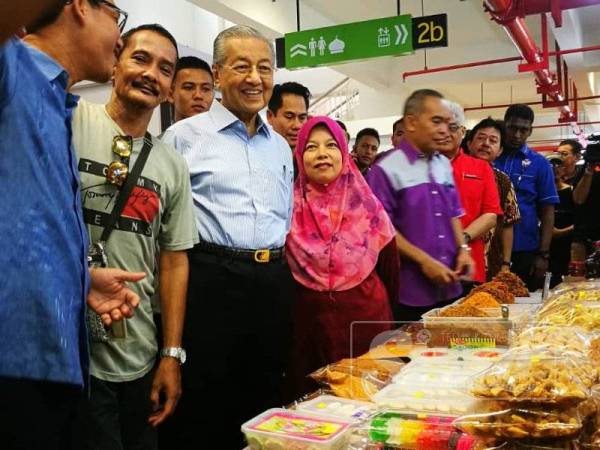 Dr Mahathir singgah di kedai menjual kuih tradisional, Warisan Mak Chah untuk membeli makanan kegemarannya, iaitu putu kacang dan karas.