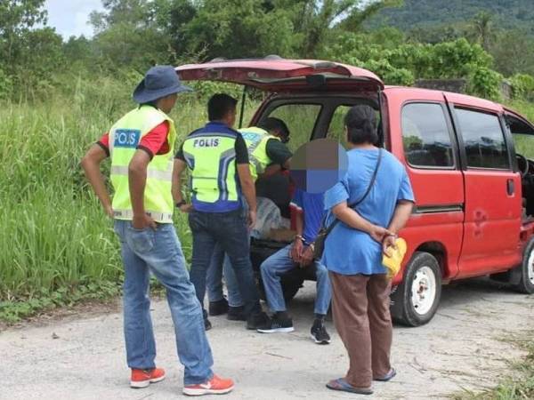 Polis memeriksa kenderaan yang membawa ikan yang dipercayai ditangkap menggunakan bahan letupan. -Foto PPM Kudat