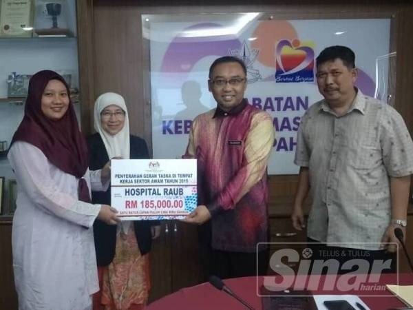 Zulkhairi (dua dari kanan) menyampaikan geran berjumlah RM185,000 bagi mewujudkan taska di Hospital Raub.