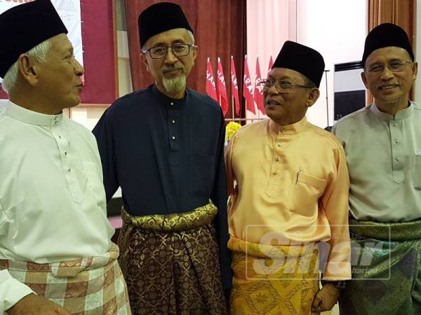 Raja Bahrin (dua kiri) berbual mesra bersama ahli Parti Pribumi Bersatu Malaysia (Bersatu) yang hadir pada program Iftar PH Dungun Bersama Komuniti di PSMZA Dungun, hari ini.