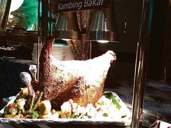 Kambing panggang antara hidangan popular di buffet Ramadan. - Gambar hiasan