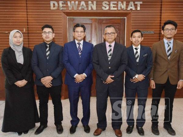 Hassan Basri (tiga, kanan) dan Mohd Afandi (tiga kiri) bersama empat pemimpin pelajar dilantik sebagai ahli dan pemerhati Mesyuarat Senat Unisza di sini hari ini.