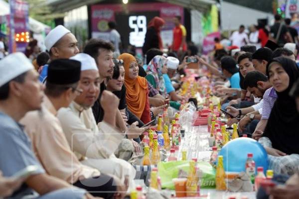 Berbuka dengan juadah yang ringan dahulu, sebelum menunaikan solat Maghrib sebenarnya tidak bercanggah dengan syariat, malah, ia lebih afdal. -GAMBAR HIASAN.