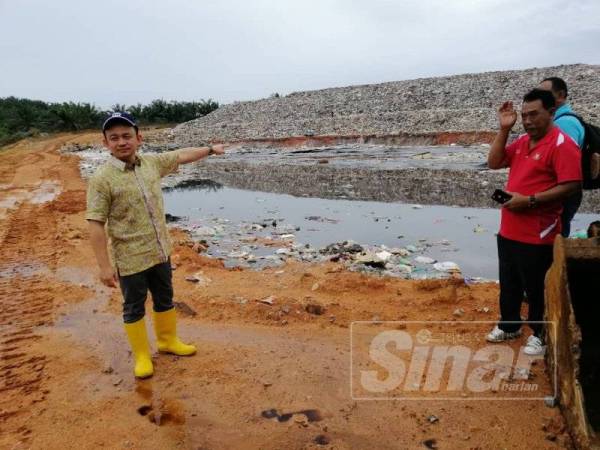 Maszlee (kiri) sewaktu melawat Pusat Pelupusan Sampah di Ladang CEP 1, Renggam, baru-baru ini.