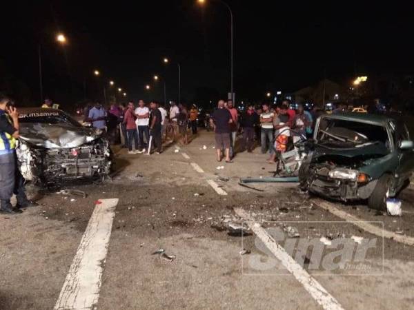 Pertembungan dua kereta menyebabkan kenderaan itu remuk di bahagian hadapan dan mengakibatkan lima individu termasuk kanak-kanak perempuan parah.