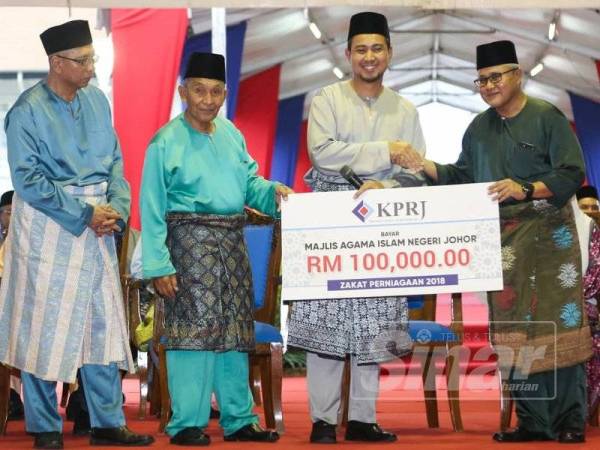 Menteri Besar, Datuk Dr Sahruddin Jamal mewakili Majlis Agama Islam Negeri Johro (MAINJ) menerima zakat perniagaan 2018 Kumpulan Prasarana Rakyat Johor (KPRJ).